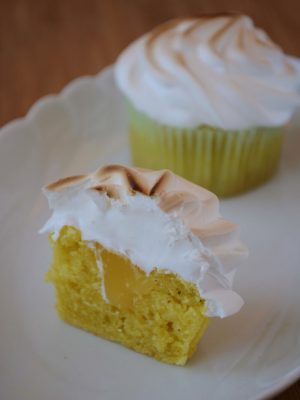 Lemon Meringue Cupcakes med luftig marengs og Lemon Curd