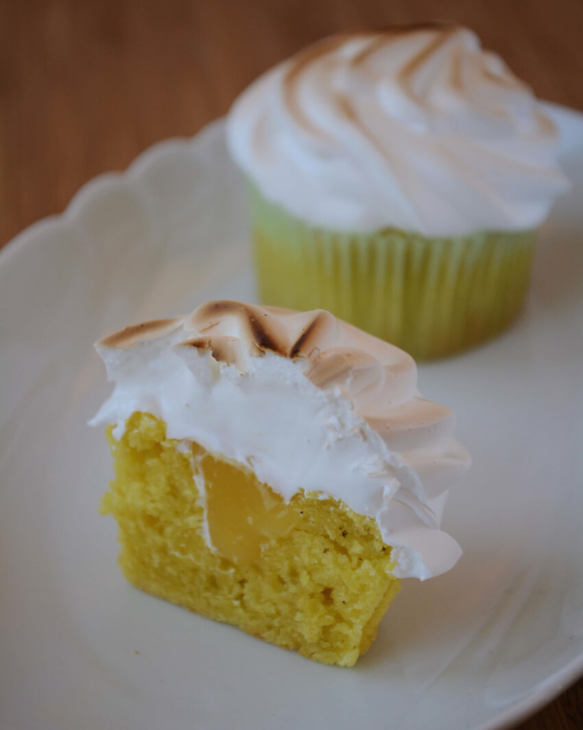 Lemon Meringue Cupcakes med luftig marengs og Lemon Curd