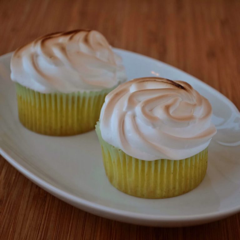 Lemon Meringue Cupcakes med luftig marengs og Lemon Curd