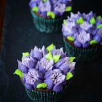 Tofarvede blomster cupcakes