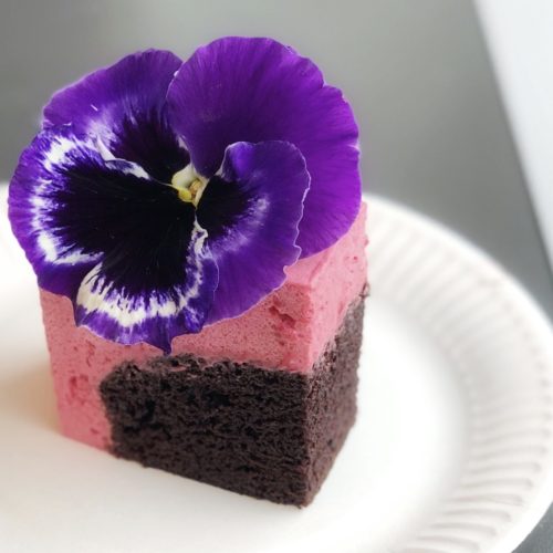 Super nem opskrift på chokoladekage med hindbærmousse og spiselige blomster - fines.dk