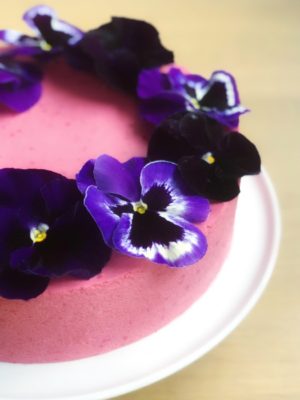Super nem opskrift på chokoladekage med hindbærmousse og spiselige blomster - fines.dk