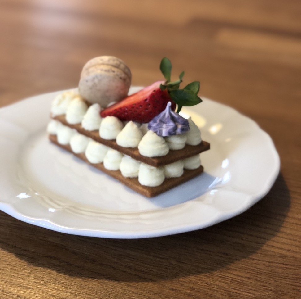 Talkage med hvid chokolademousse og karamelmousse - fines.dk