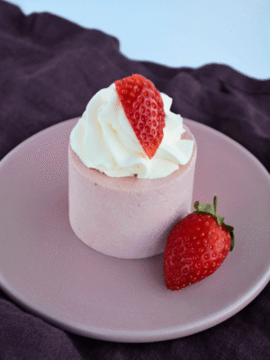 Jordbærmousse kage med flødeskum og friske jordbær