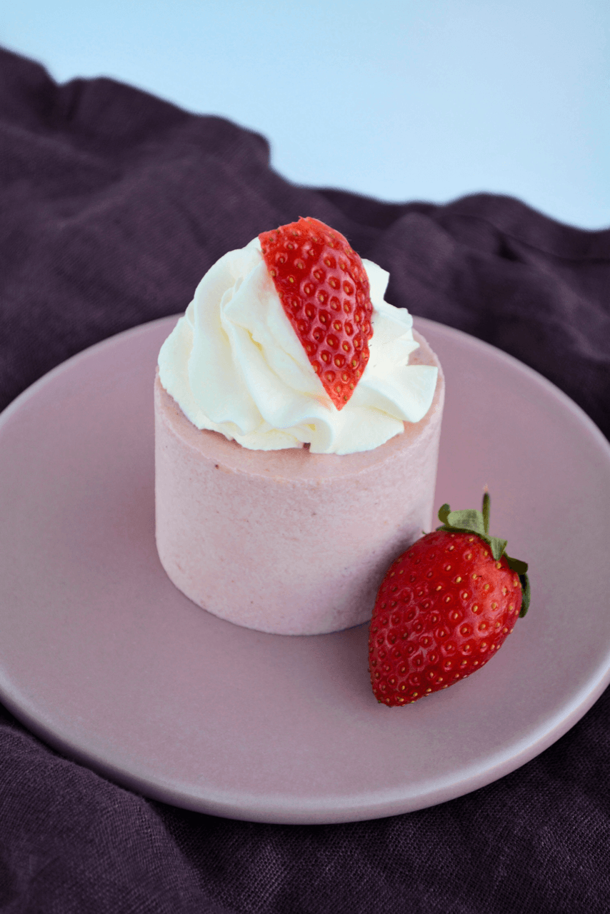 Jordbærmousse kage med flødeskum og friske jordbær