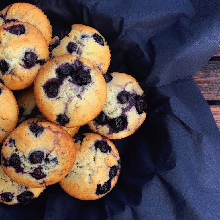 Blåbærmuffins i kurv