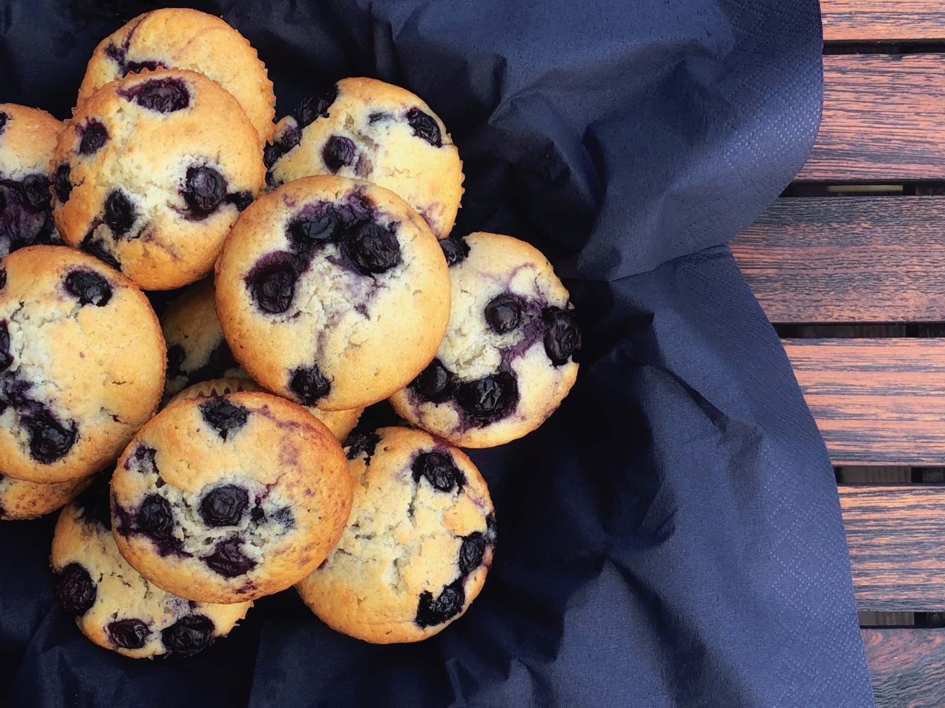 Blåbærmuffins i kurv