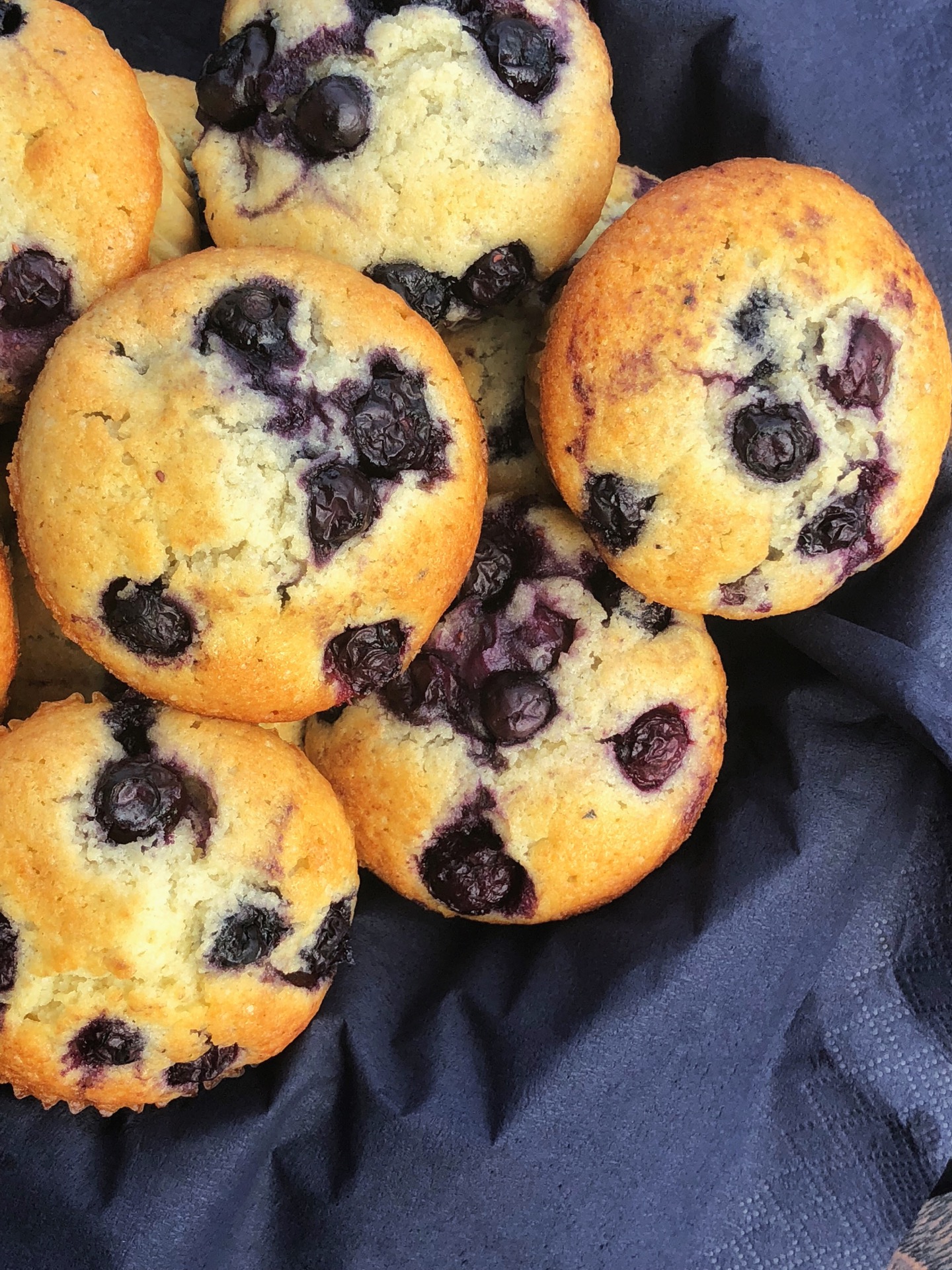 Blåbærmuffins i kurv