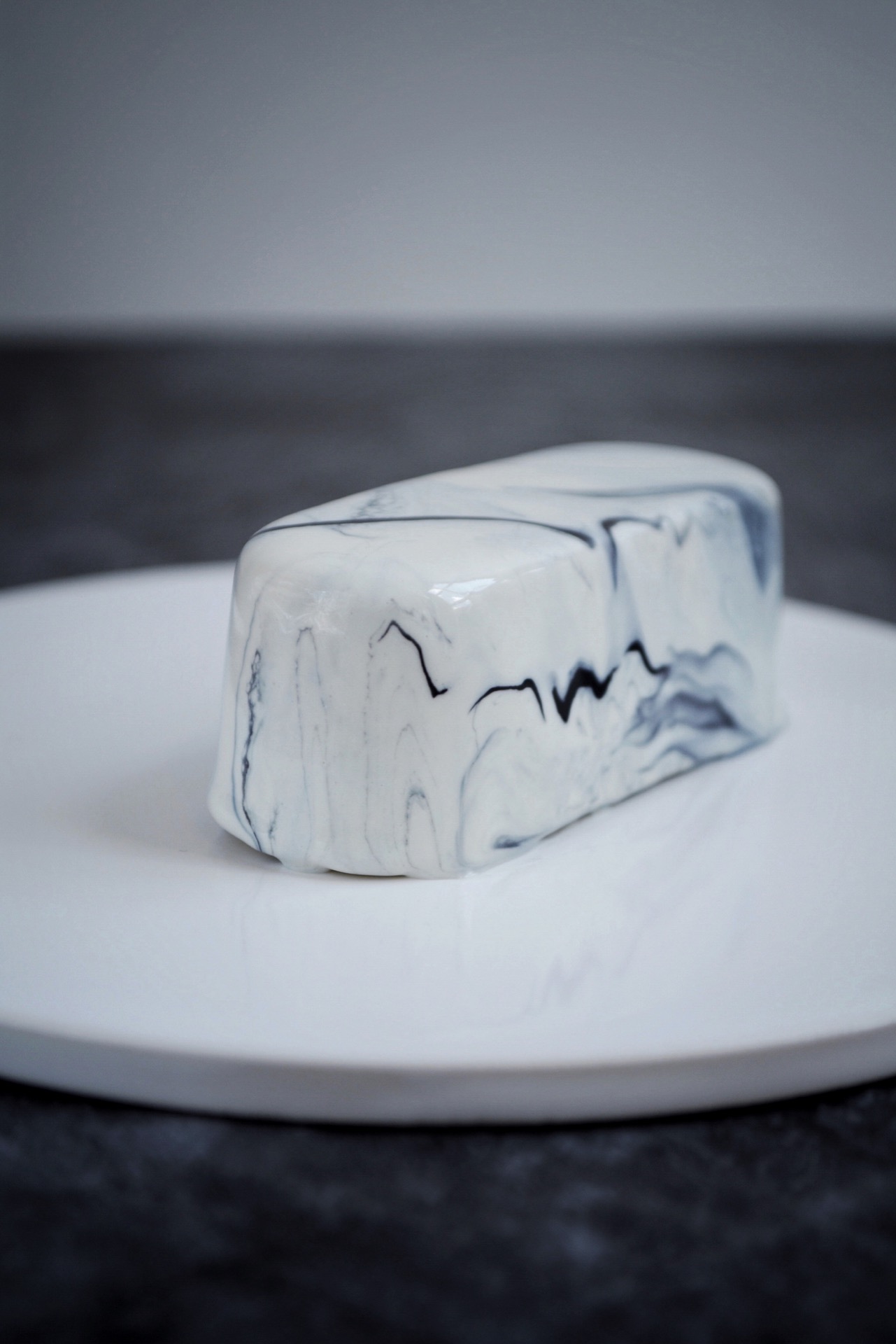 Moussekage med marmorglaze