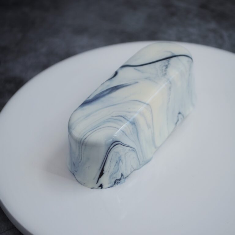 Moussekage med marmorglaze