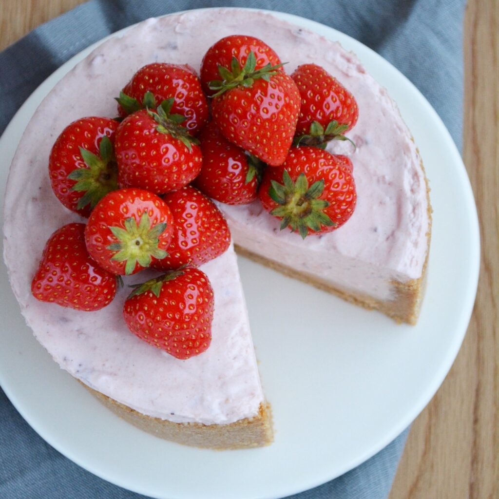 Cheesecake med jordbær og dulcey chokolade - fines.dk