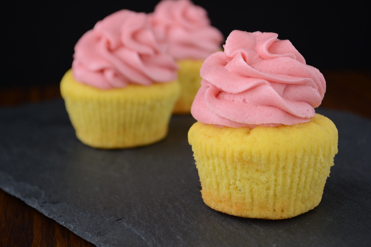 Citronmuffins med hindbærmousse - fines.dk