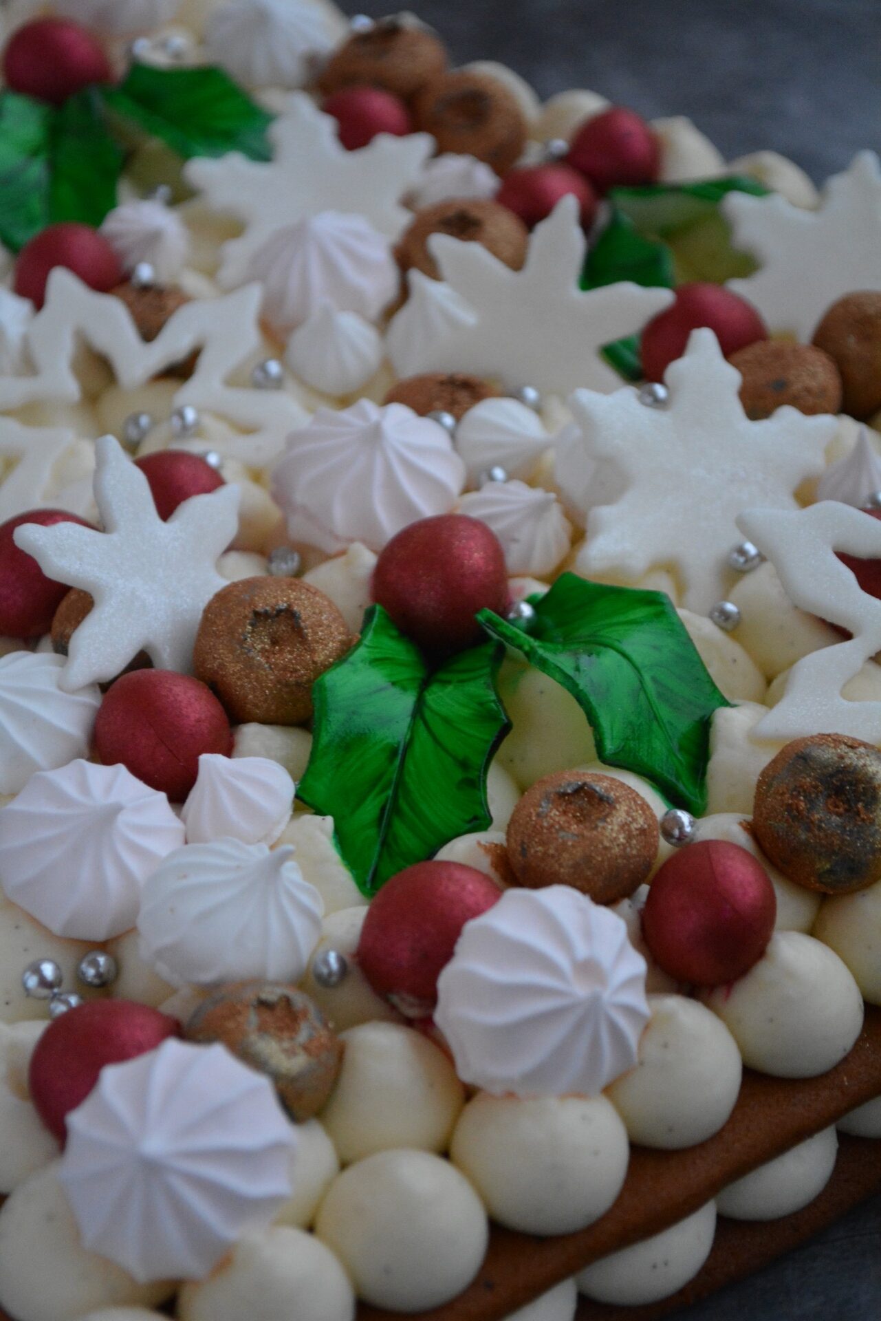 Julekage med julepynt - fines.dk