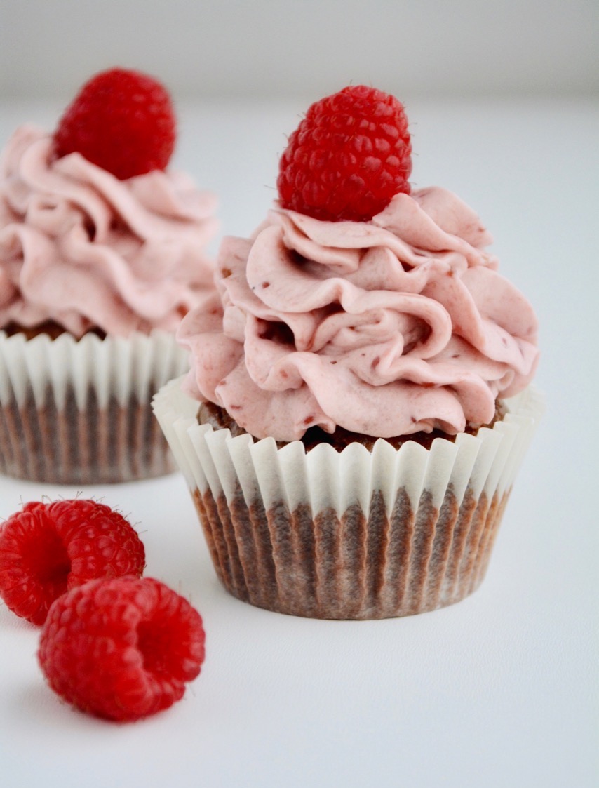 Chokoladecupcakes med hindbærmousse