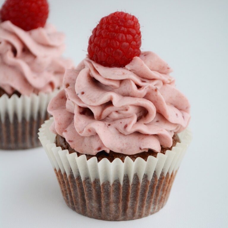 Chokoladecupcakes med hindbærmousse
