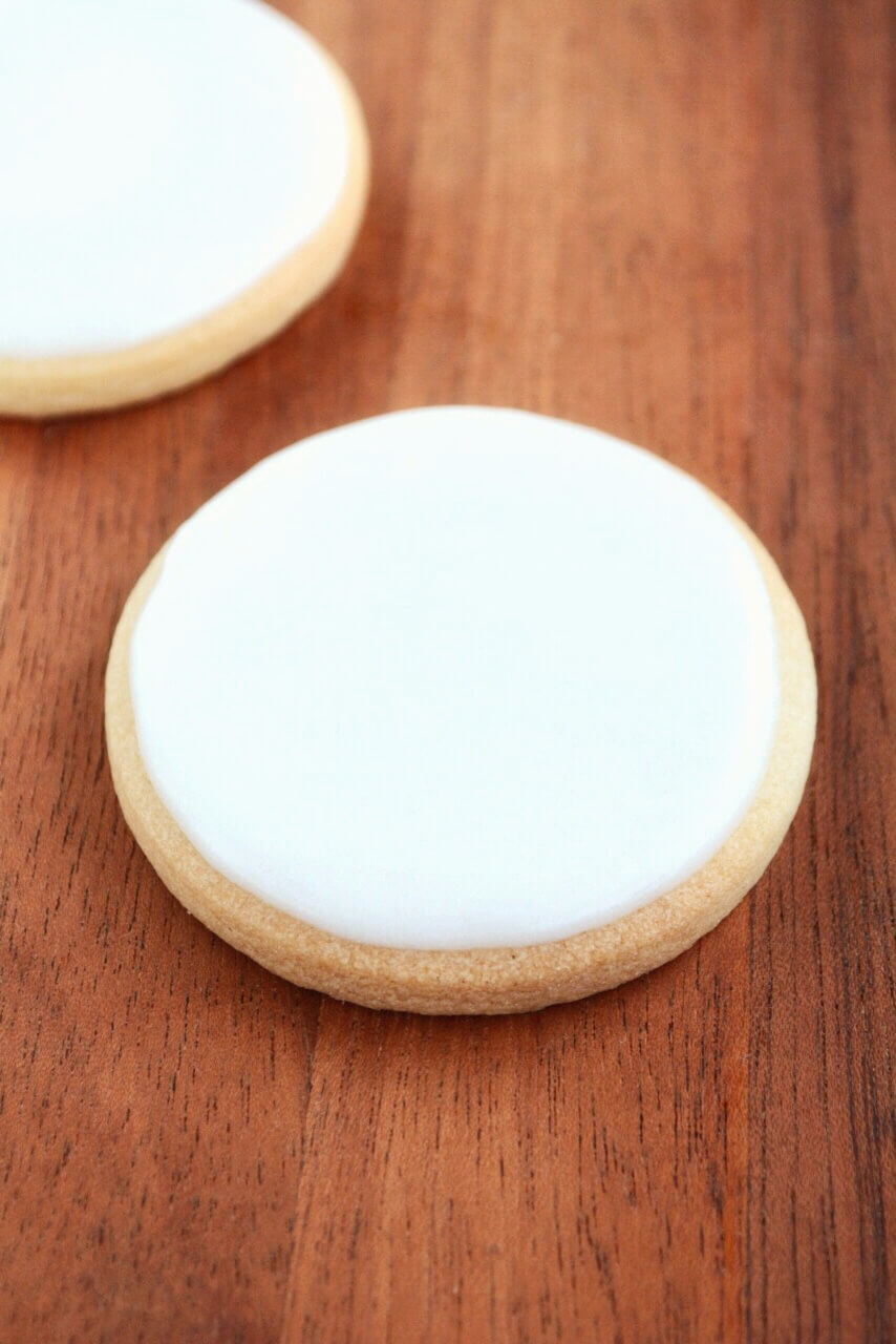 Småkage dekoreret med Royal Icing