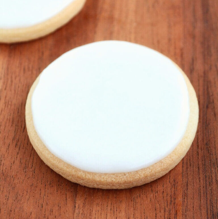 Småkage dekoreret med Royal Icing