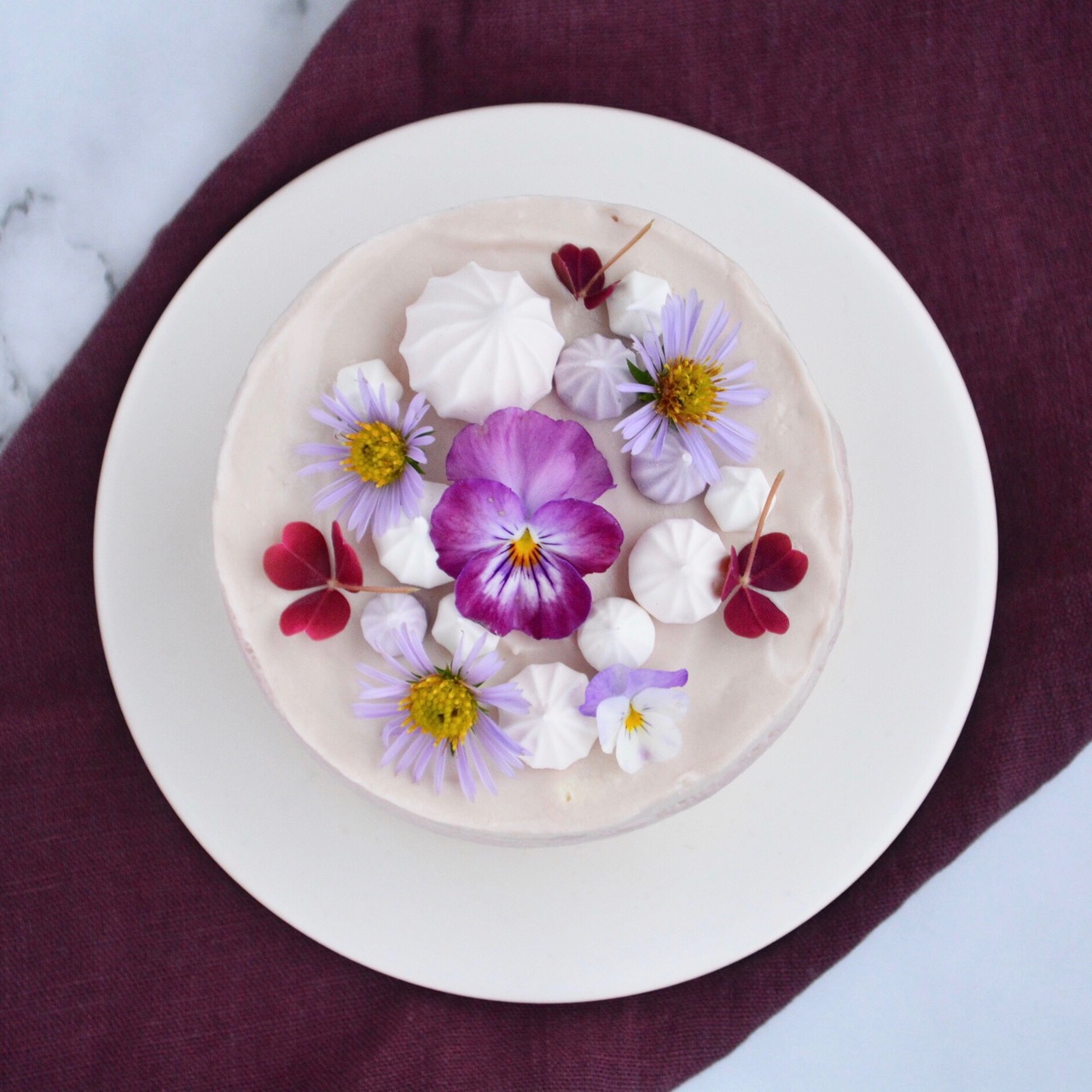 Kage med spiselige blomster