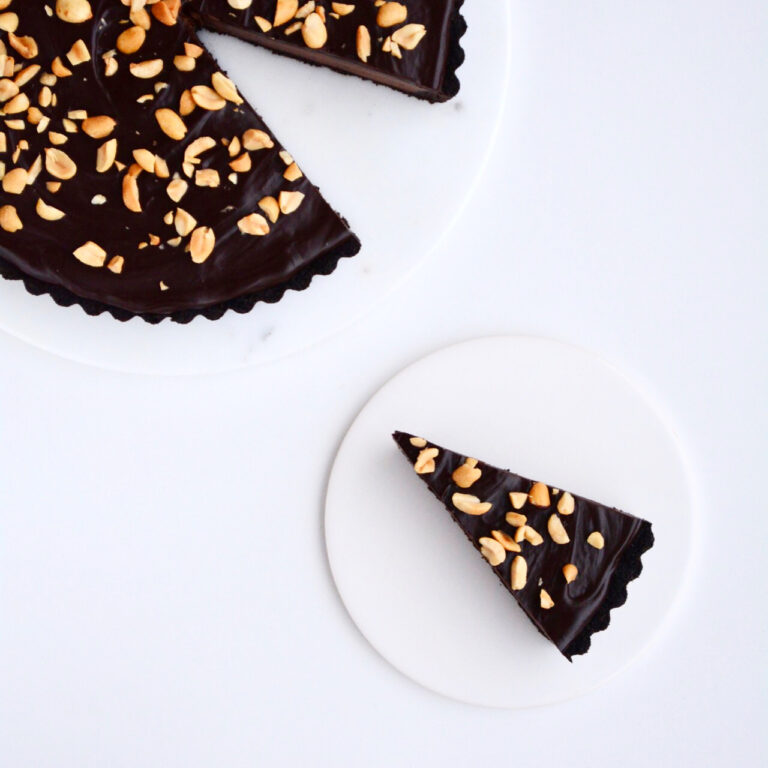 Chokoladetærte med chokoladeganache og peanuts