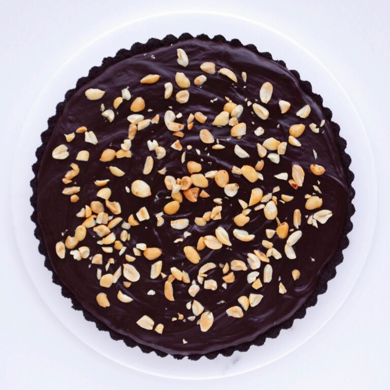 Chokoladetærte med chokoladeganache og peanuts