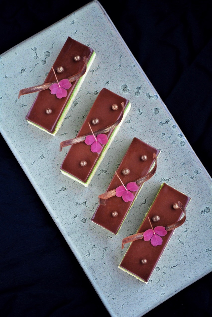 Nytårskage med pistacie, chokoladeganache og mazarinkage