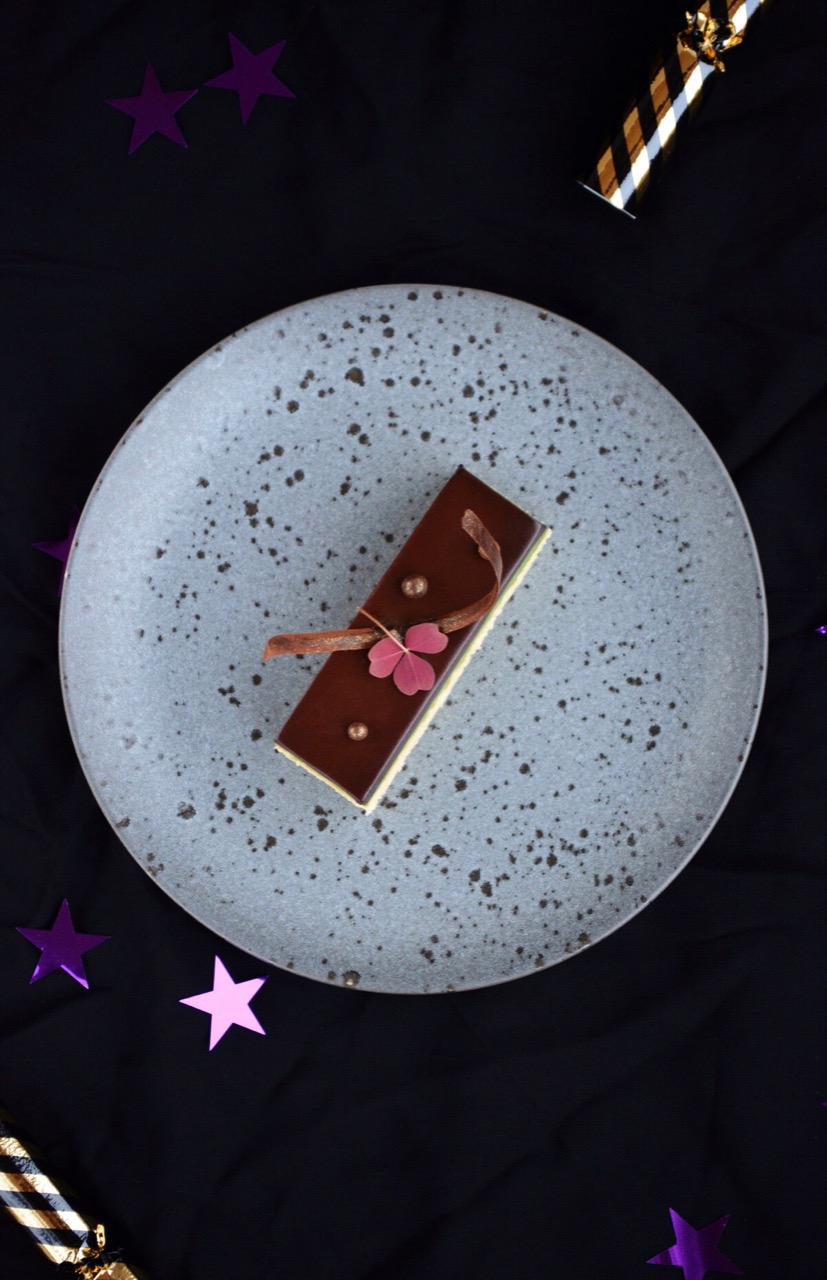 Nytårskage med pistacie, chokoladeganache og mazarinkage