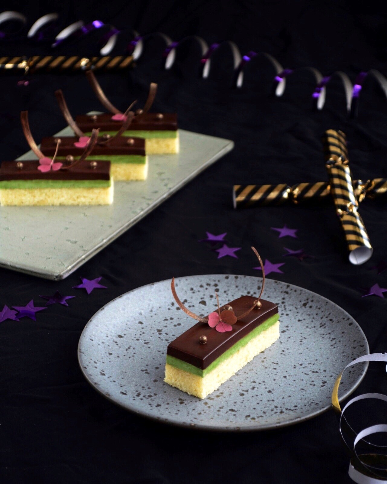Nytårskage med pistacie, chokoladeganache og mazarinkage