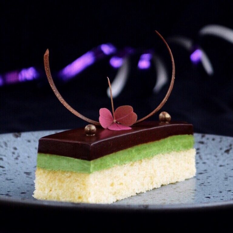 Nytårskage med pistacie, chokoladeganache og mazarinkage