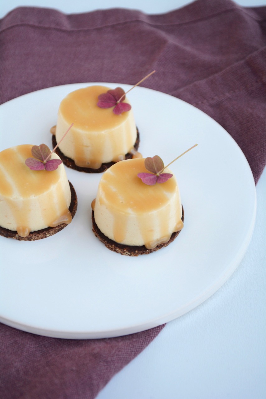 Karamelmoussekager med karamel sauce