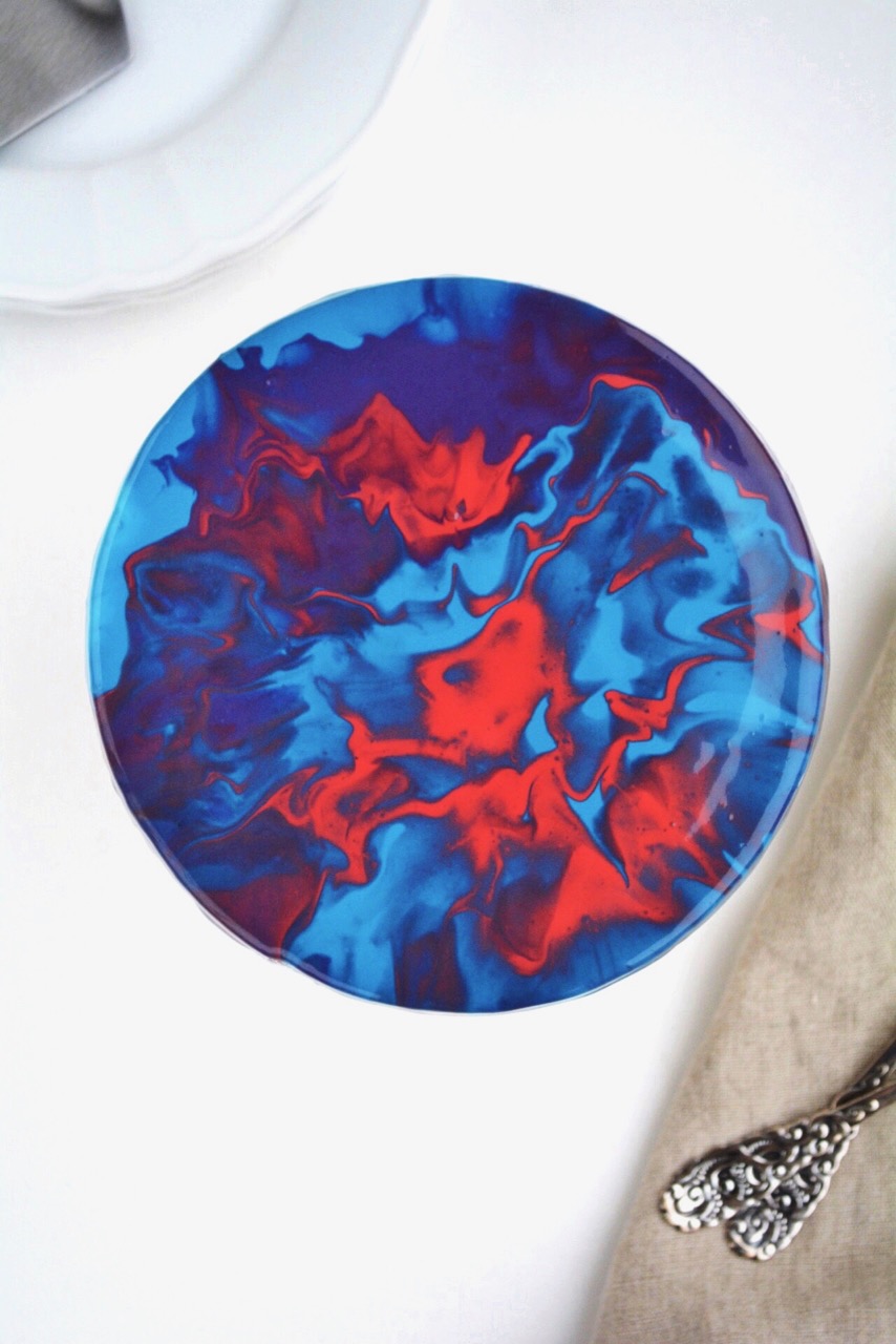 Glaze kage dekoreret med hjælp af en føntørrer