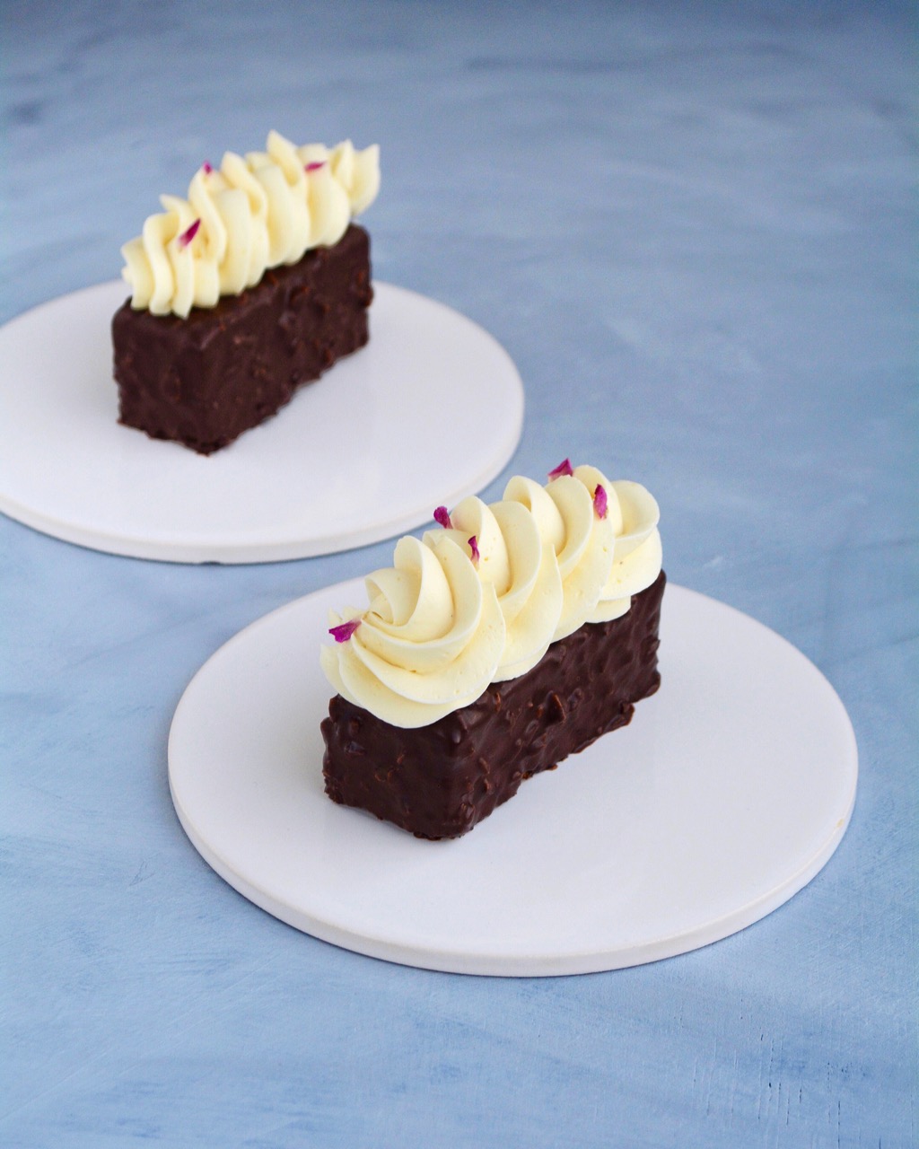 Kage med hasselnøddecreme, chokoladeganache og mazarin