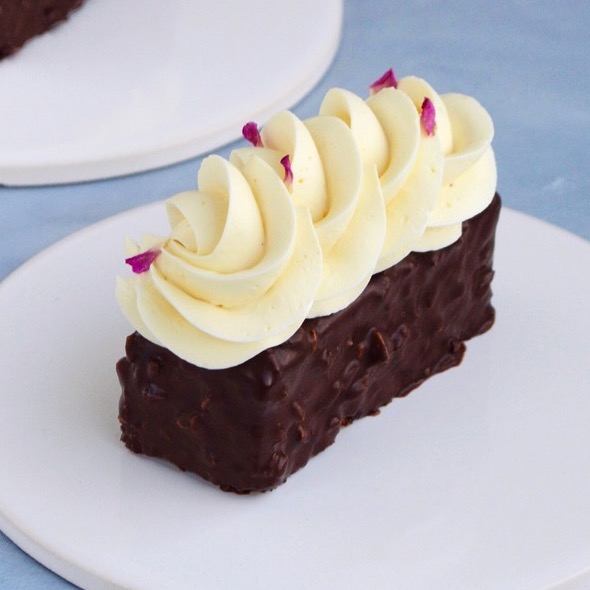Kage med hasselnøddecreme, chokoladeganache og mazarinkage