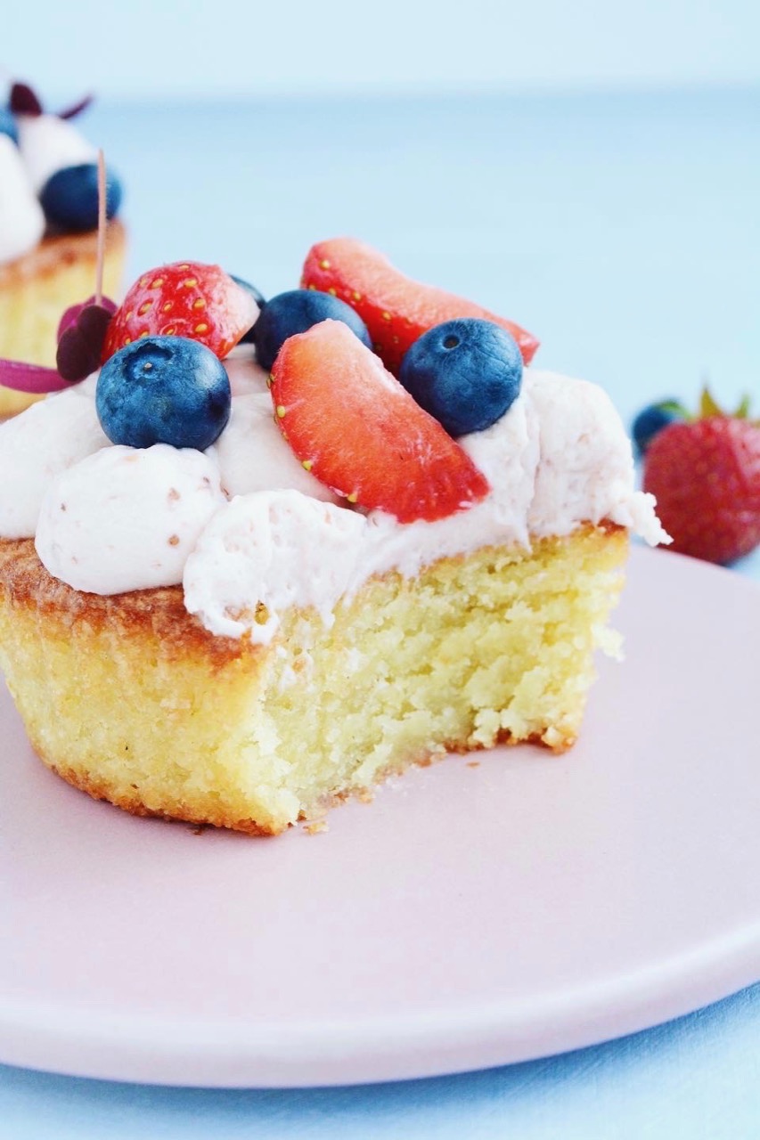 Glutenfri mazarin med jordbærmousse - fines.dk.jpg Glutenfri mazarin med jordbærmousse og friske bær - fines.dk.jpg Mazarin med jordbærmousse
