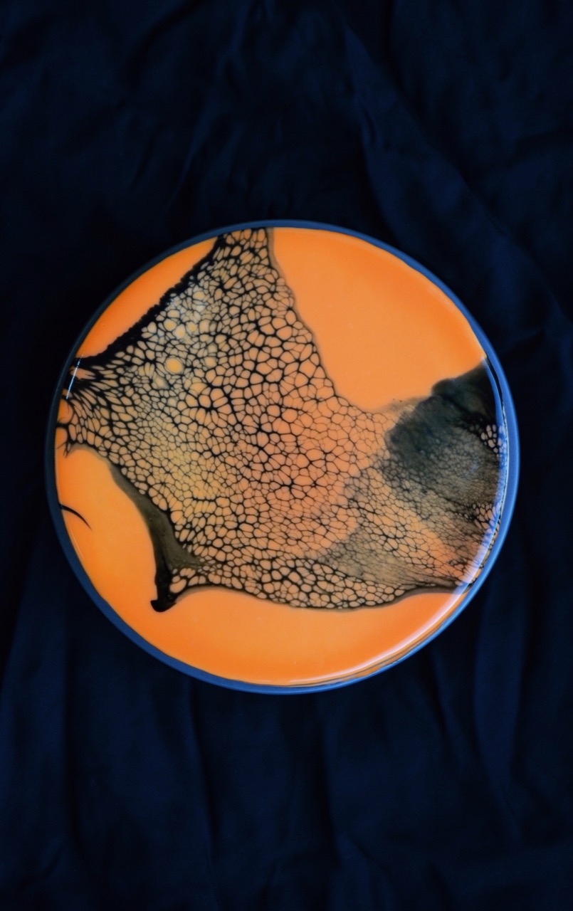 Halloween kage med spider web glaze