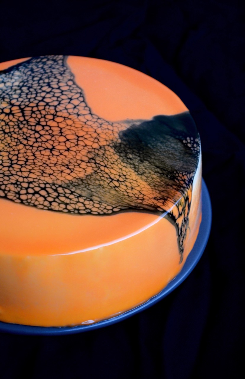 Halloweenkage med spider web glaze guide