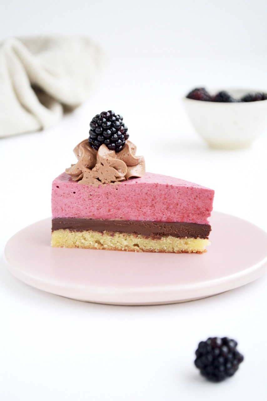 Brombærmousse med mazarinbund og chokoladeganache