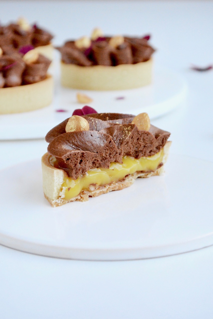 Nytårskage med passionsfrugt, hasselnøddeknas og mørk chokoladecreme