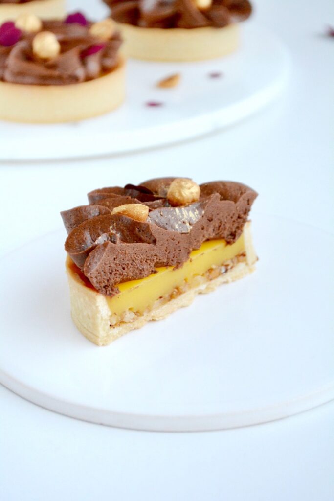 Nytårskage med passionsfrugt, hasselnøddeknas og mørk chokoladecreme med husblas