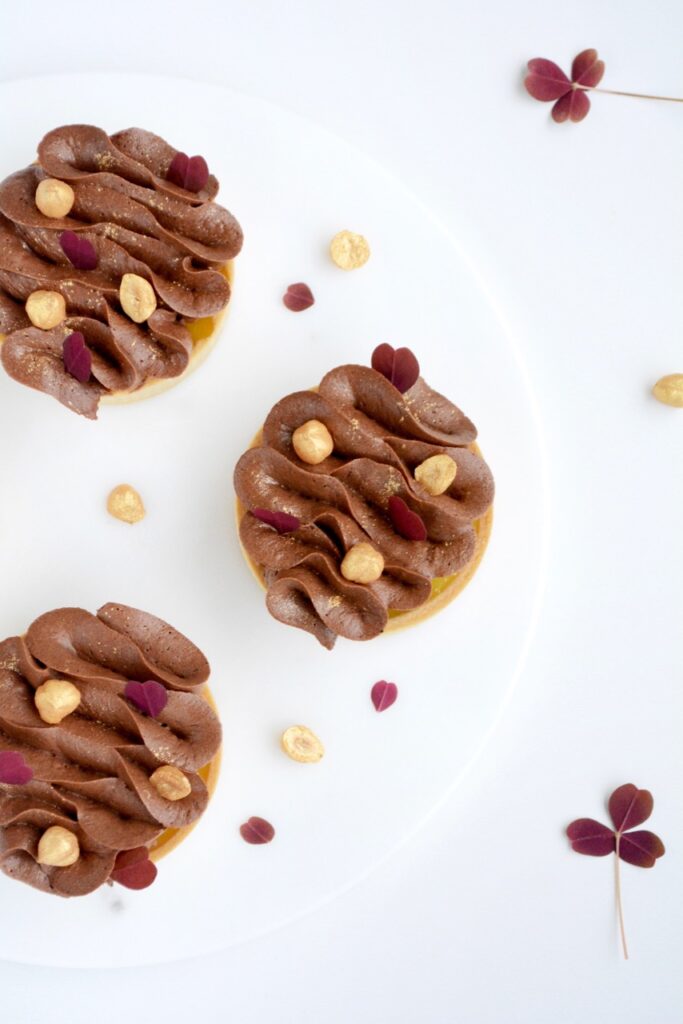 Nytårskage med passionsfrugt, hasselnødder og mørk chokolade