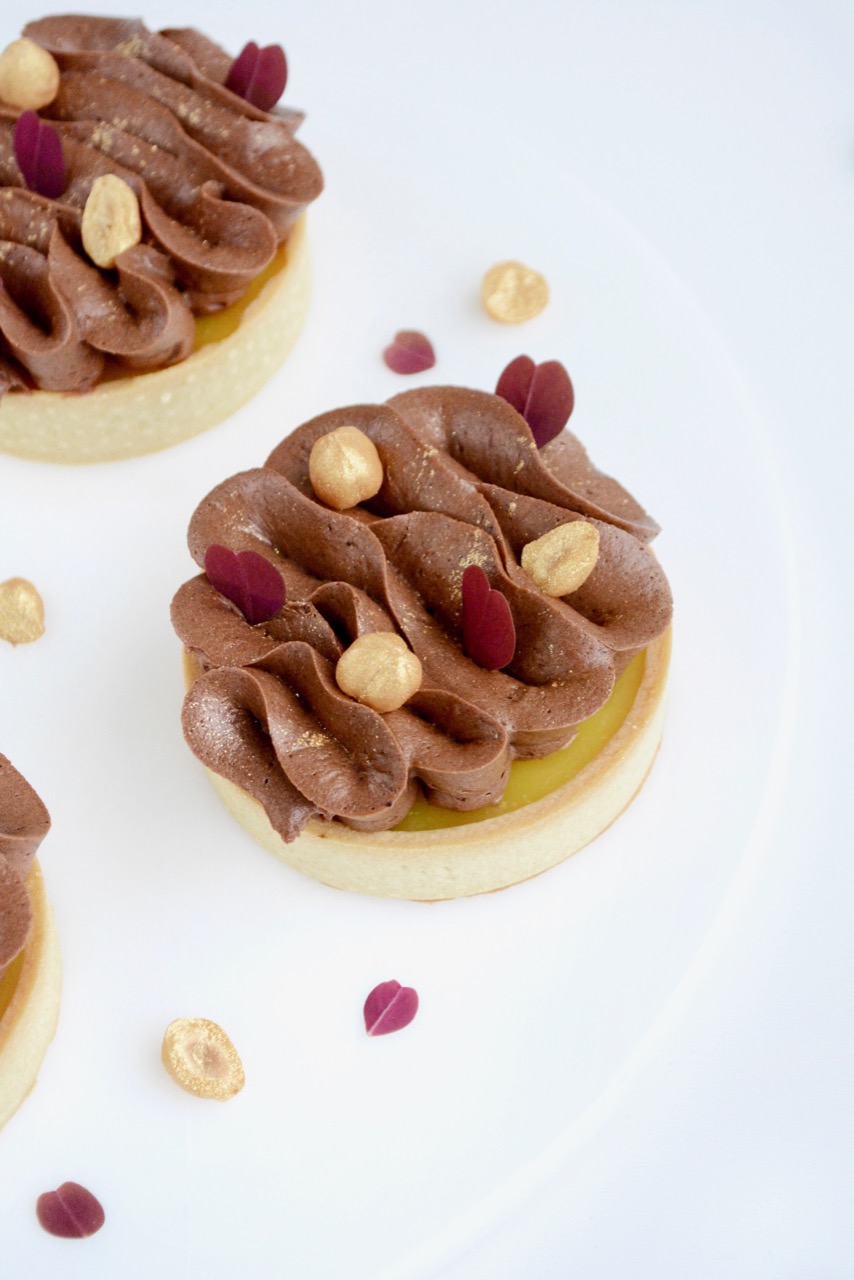 Nytårskage med passionsfrugtcurd, hasselnødder og mørk chokolade