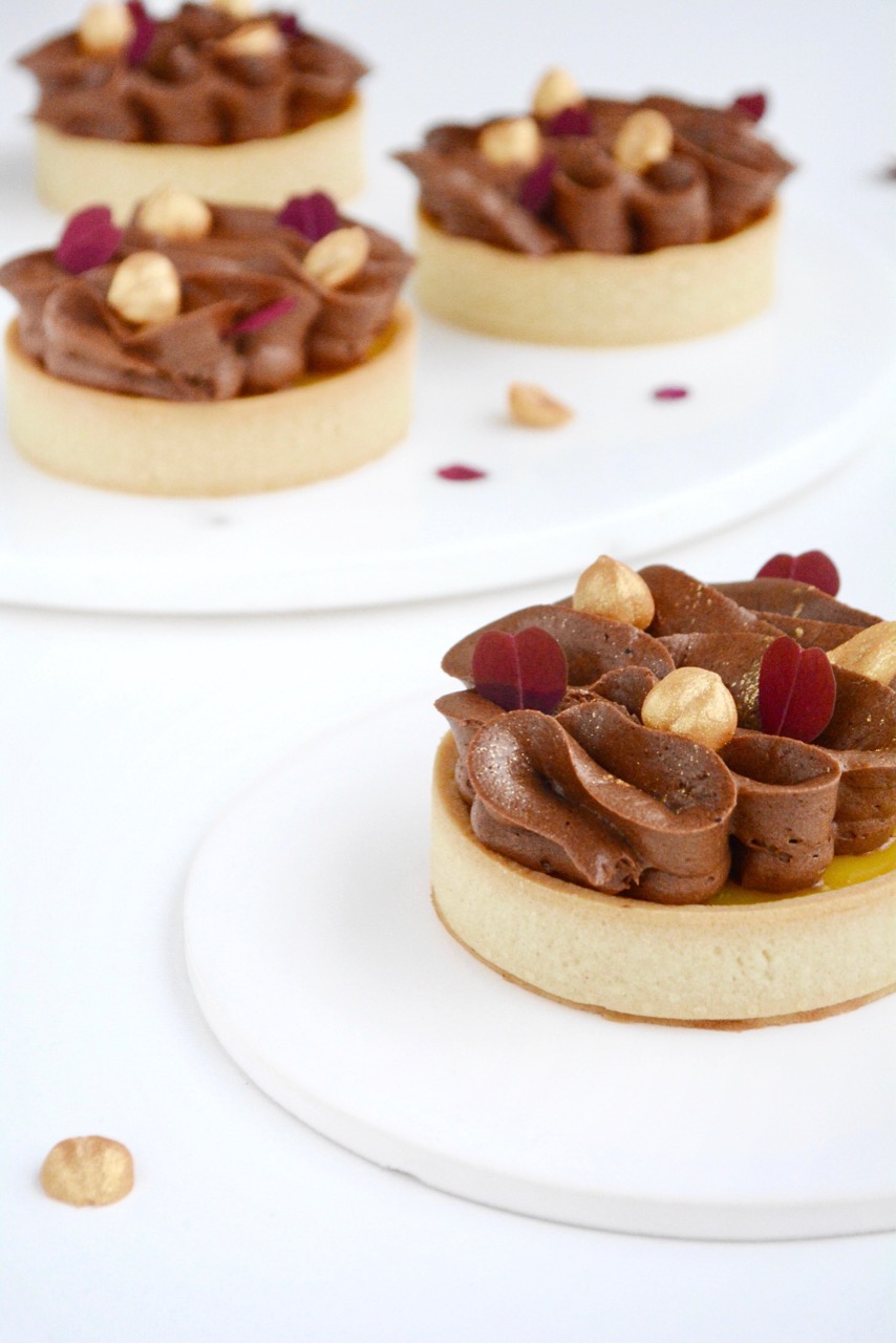 Nytårstærter med passionsfrugt, hasselnødder og mørk chokolade