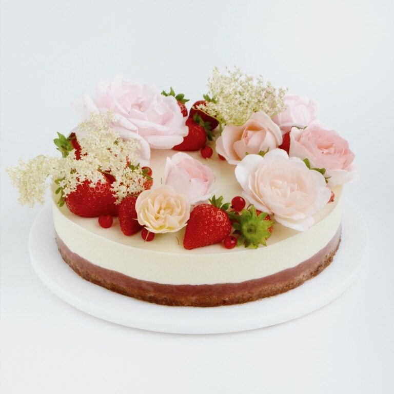 Sommerkage med hyldeblomst, rabarber og mazarin
