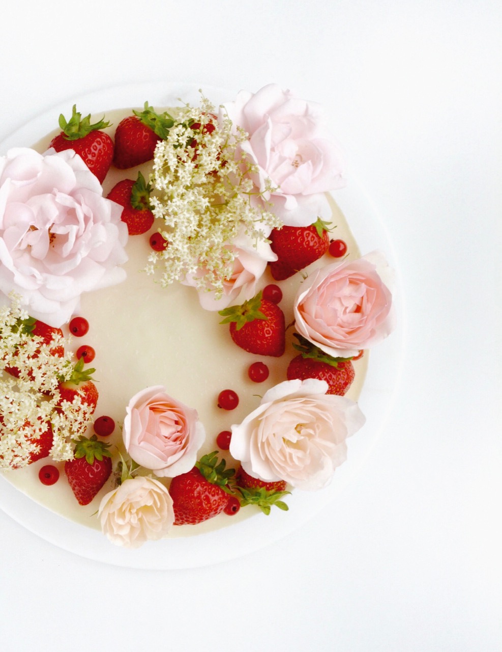Sommerkage med hyldeblomst, rabarber og mazarin