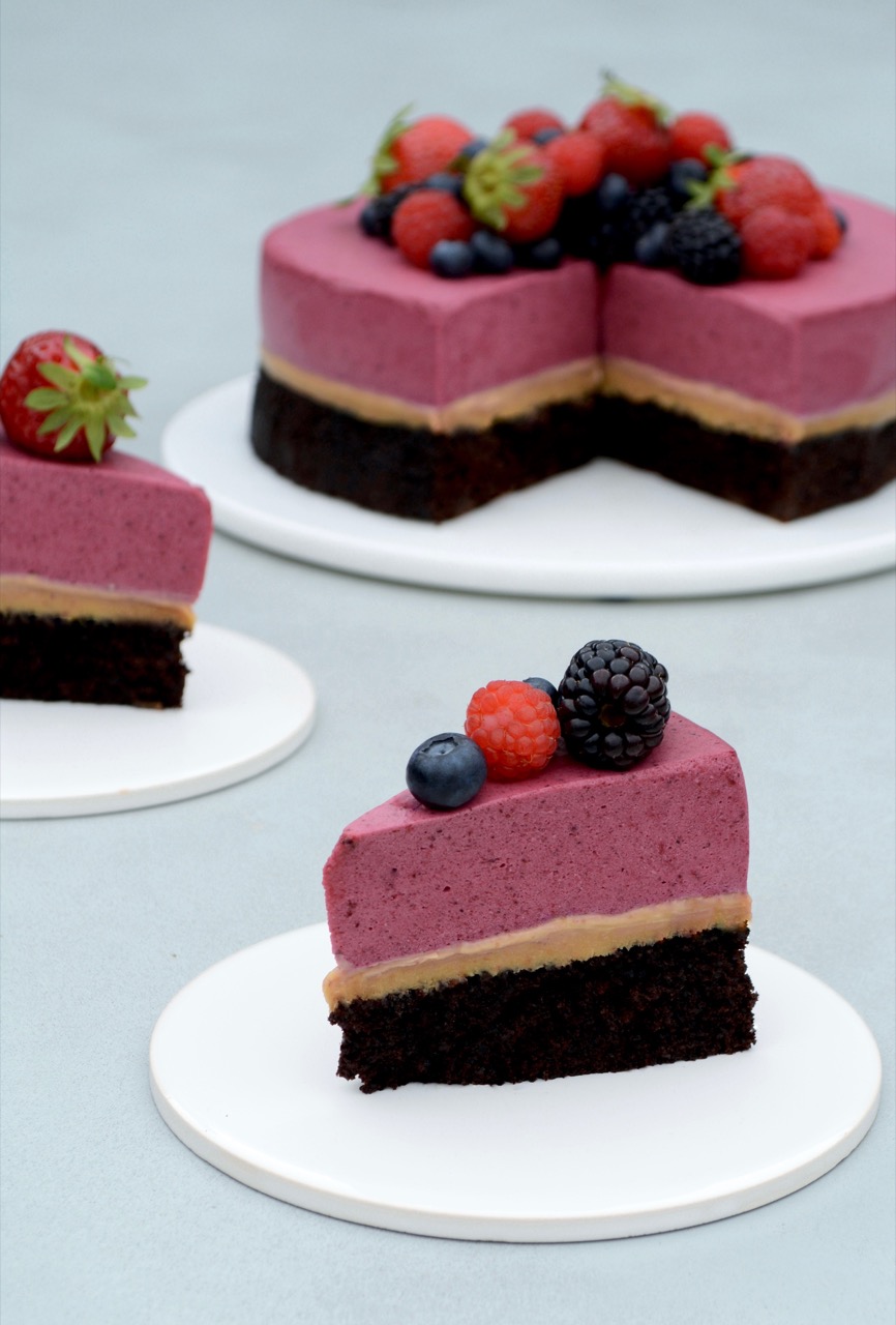 Skovbærkage med karamelganache og chokoladebund