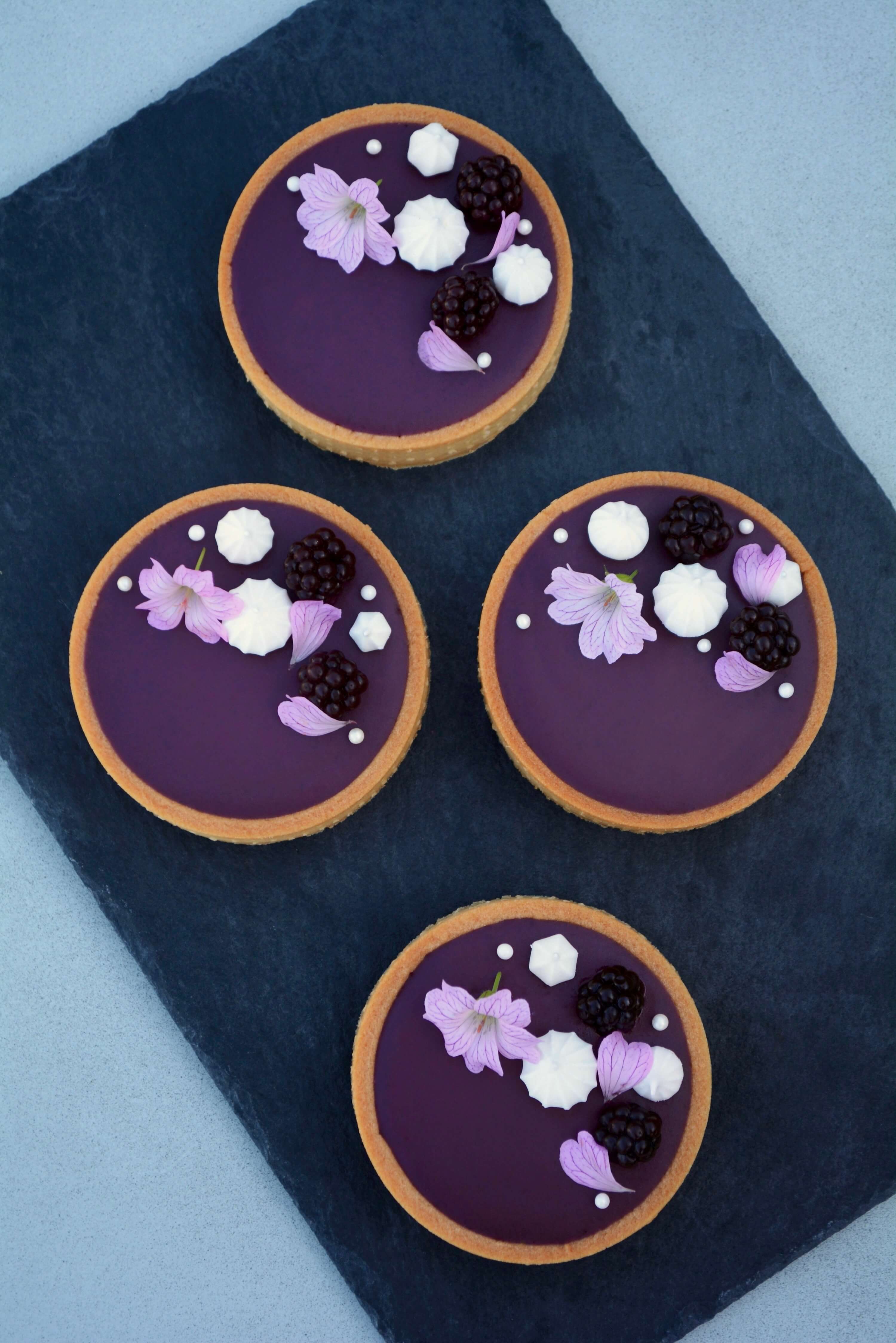 Tærter med brombærganache og hvid chokolade