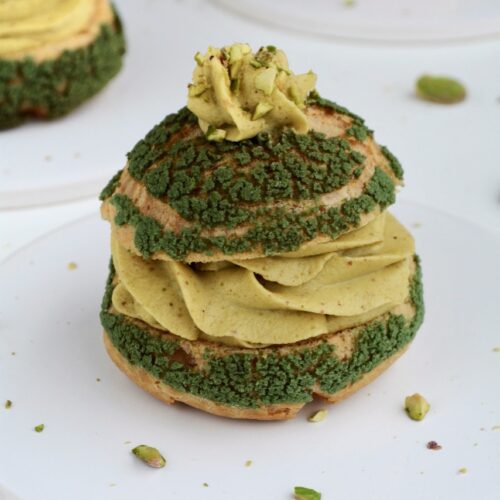 Choux au Craquelin fastelavnsboller med pistacie og mørk chokolade
