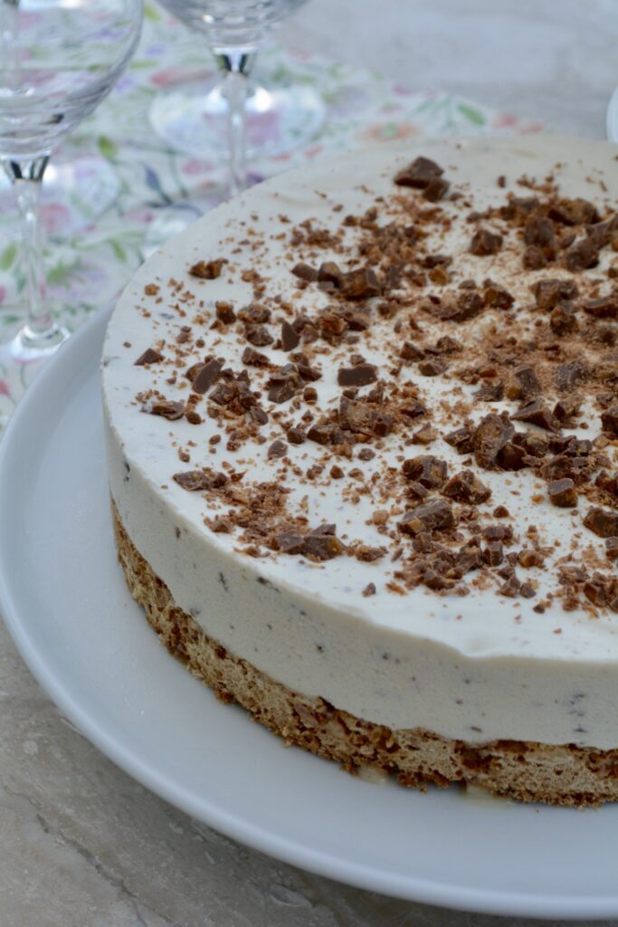 Daim islagkage med mandelbund