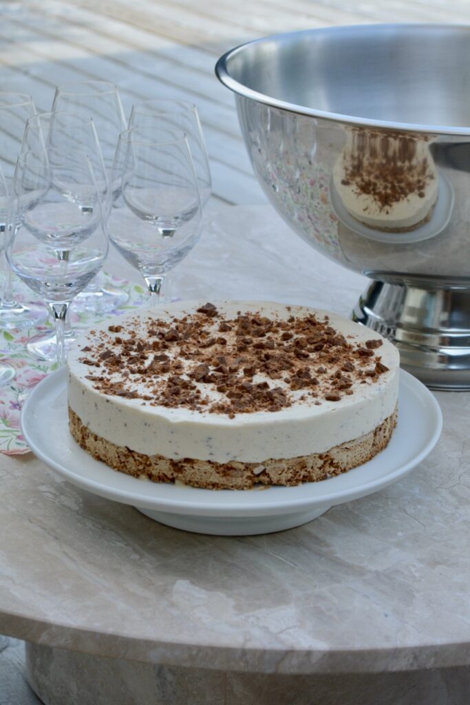 Daim islagkage med mandelbund