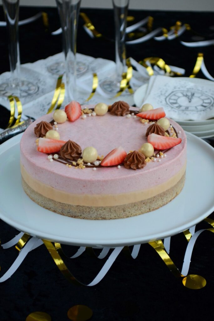 Banankage med Dumleganache og jordbærmousse