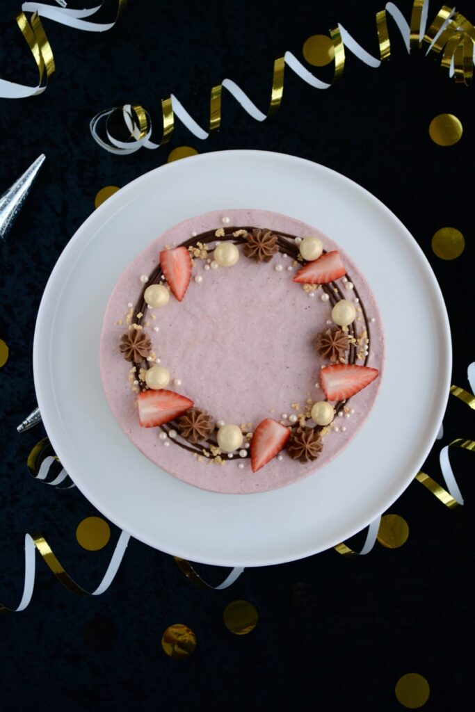 Børnevenlig nytårskage - Banankage med Dumleganache og jordbærmousse